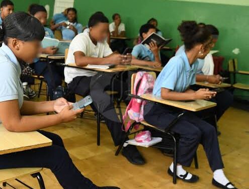 Luis Miguel De Camps instruye nueva política nacional sobre uso de celulares y convivencia digital en centros educativos