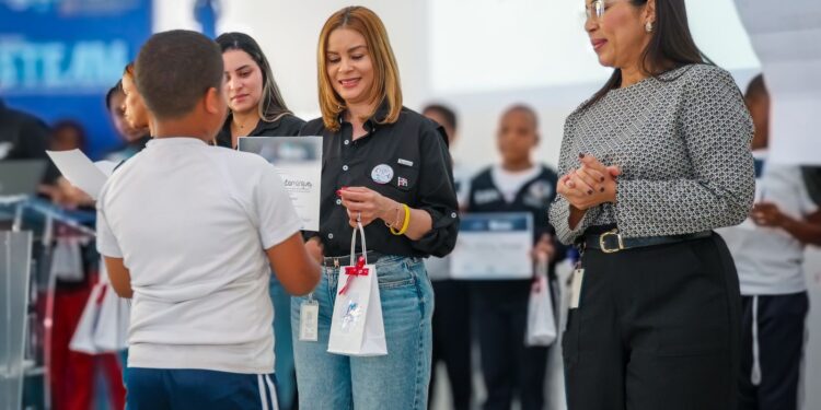 DA imparte charla sobre el valor de la integridad a estudiantes de Loyola