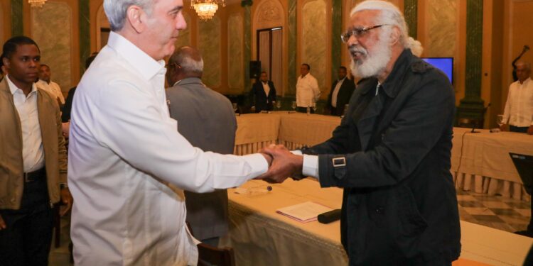 Gobierno dispone mesa permanente con transportistas para mitigar alza de combustibles y evitar aumentos en el pasaje en beneficio de los dominicanos