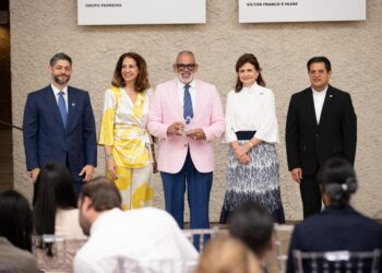 Raquel Peña encabeza develamiento del mural de nuevos miembros de Guardianes de la Academia de la PUCMM