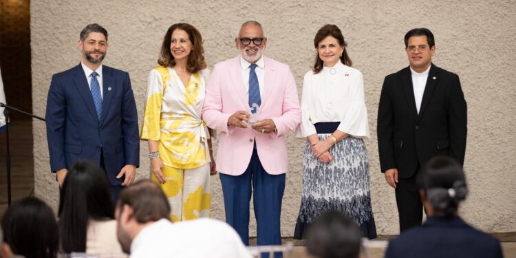 Raquel Peña encabeza develamiento del mural de nuevos miembros de Guardianes de la Academia de la PUCMM