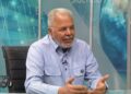 Administrador General reporta que EGEHID actualmente produce entre el 10 y 15 % de la energía eléctrica del país con expectativas de crecimiento*  Santo Domingo. – El administrador general de la Empresa de Generación Hidroeléctrica Dominicana (EGEHID), ingeniero Rafael Salazar, informó que la producción actual de la entidad se encuentra por encima del promedio, alcanzando unos 521 megavatios disponibles en horas pico, lo que representa entre un 10 % y un 15 % de la energía eléctrica suministrada en el país.  Durante una entrevista en un popular espacio televisivo, Salazar explicó que el incremento en la generación se debe a las abundantes precipitaciones registradas en meses anteriores, las cuales permitieron elevar los niveles de agua en las presas y, en consecuencia, aumentar la capacidad de producción energética.  El funcionario destacó que la institución cuenta con un plan maestro (masterplan) que contempla la expansión de la capacidad de generación en más de 1,000 megavatios de aquí al año 2030, lo que fortalecerá significativamente el sistema energético nacional.  Asimismo, resaltó el carácter estratégico de la energía hidroeléctrica, señalando que esta contribuye a reducir el gasto de divisas del país, es amigable con el medio ambiente al no generar contaminación, y permite reinvertir los recursos generados en el desarrollo de las comunidades cercanas a los complejos hidráulicos.  En otro orden, Salazar indicó que la EGEHID avanza en la limpieza de embalses, citando como ejemplo el caso de Las Barías, donde han sido extraídos más de 700 mil metros cúbicos de sedimentos. De igual manera, informó que se trabaja en la presa de Valdesia, la cual presenta un estimado de 55 millones de metros cúbicos de desechos, equivalente a entre un 40 % y un 50 % de su capacidad.  Añadió que también se tiene en agenda la intervención del embalse de Sabaneta y el contraembalse de Rincón, proyectos que han despertado el interés de empresas privadas.  Finalmente, explicó que estos trabajos se realizan mediante empresas contratistas, las cuales ejecutan las labores a cambio del material extraído de los embalses para su comercialización, lo que representa un costo cero para la EGEHID y el Estado dominicano