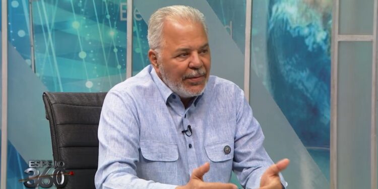 Administrador General reporta que EGEHID actualmente produce entre el 10 y 15 % de la energía eléctrica del país con expectativas de crecimiento*  Santo Domingo. – El administrador general de la Empresa de Generación Hidroeléctrica Dominicana (EGEHID), ingeniero Rafael Salazar, informó que la producción actual de la entidad se encuentra por encima del promedio, alcanzando unos 521 megavatios disponibles en horas pico, lo que representa entre un 10 % y un 15 % de la energía eléctrica suministrada en el país.  Durante una entrevista en un popular espacio televisivo, Salazar explicó que el incremento en la generación se debe a las abundantes precipitaciones registradas en meses anteriores, las cuales permitieron elevar los niveles de agua en las presas y, en consecuencia, aumentar la capacidad de producción energética.  El funcionario destacó que la institución cuenta con un plan maestro (masterplan) que contempla la expansión de la capacidad de generación en más de 1,000 megavatios de aquí al año 2030, lo que fortalecerá significativamente el sistema energético nacional.  Asimismo, resaltó el carácter estratégico de la energía hidroeléctrica, señalando que esta contribuye a reducir el gasto de divisas del país, es amigable con el medio ambiente al no generar contaminación, y permite reinvertir los recursos generados en el desarrollo de las comunidades cercanas a los complejos hidráulicos.  En otro orden, Salazar indicó que la EGEHID avanza en la limpieza de embalses, citando como ejemplo el caso de Las Barías, donde han sido extraídos más de 700 mil metros cúbicos de sedimentos. De igual manera, informó que se trabaja en la presa de Valdesia, la cual presenta un estimado de 55 millones de metros cúbicos de desechos, equivalente a entre un 40 % y un 50 % de su capacidad.  Añadió que también se tiene en agenda la intervención del embalse de Sabaneta y el contraembalse de Rincón, proyectos que han despertado el interés de empresas privadas.  Finalmente, explicó que estos trabajos se realizan mediante empresas contratistas, las cuales ejecutan las labores a cambio del material extraído de los embalses para su comercialización, lo que representa un costo cero para la EGEHID y el Estado dominicano