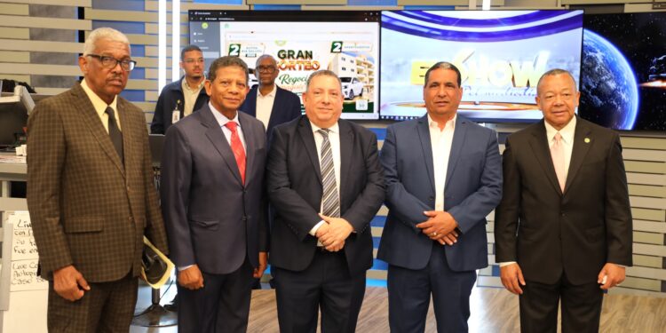 COOPNAMA CELEBRA EL DÍA DEL MAESTRO CON LA ENTREGA DE DOS APARTAMENTOS Y DOS VEHÍCULOS A SUS ASOCIADOS