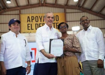 Presidente Abinader entrega 400 certificados de títulos de propiedad en Pepillo Salcedo, llevando seguridad jurídica y nuevas oportunidades de desarrollo a unas 1,600 personas