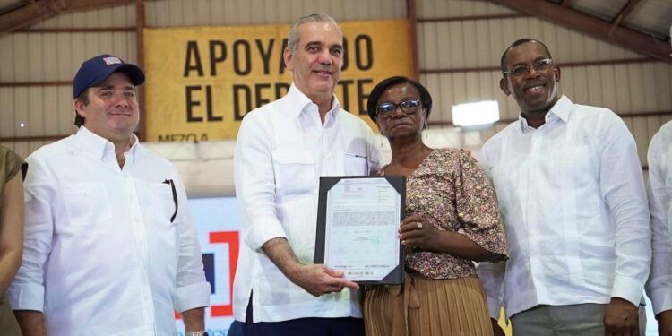 Presidente Abinader entrega 400 certificados de títulos de propiedad en Pepillo Salcedo, llevando seguridad jurídica y nuevas oportunidades de desarrollo a unas 1,600 personas
