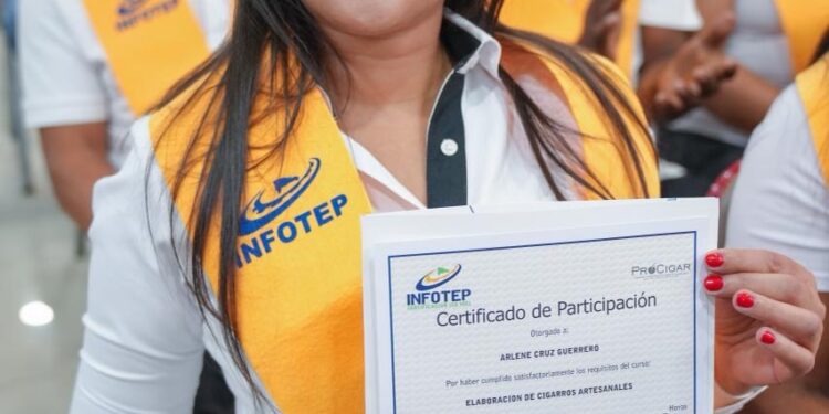 INFOTEP y PROCIGAR certifican los primeros 127 egresados de la Escuela de Tabaqueros de Tamboril