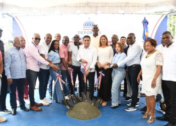 Ministro Kelvin Cruz inicia construcción de multiuso en Villa Hermosa, La Romana