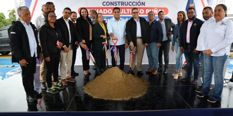 Ministro Kelvin Cruz inicia trabajos de construcción del multiuso del municipio Puñal