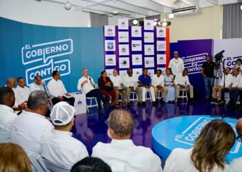 Presidente Abinader prioriza soluciones al agua potable durante encuentro comunitario en Samaná