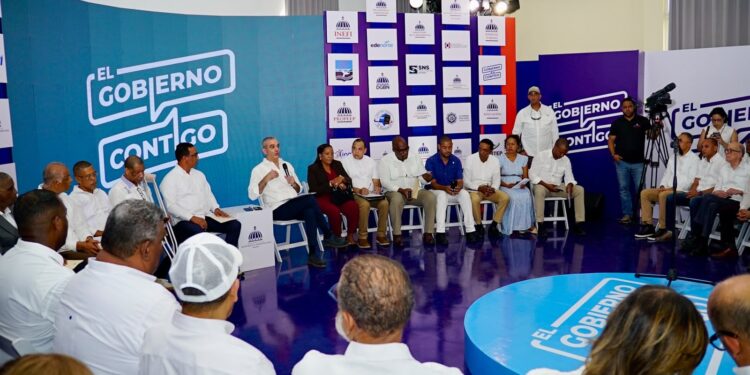 Presidente Abinader prioriza soluciones al agua potable durante encuentro comunitario en Samaná