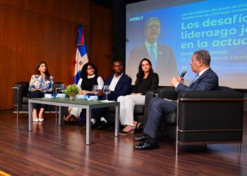 Leonel Fernández apuesta por una “revolución del conocimiento” durante conversatorio con estudiantes de UNIBE