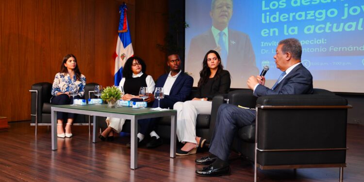 Leonel Fernández apuesta por una “revolución del conocimiento” durante conversatorio con estudiantes de UNIBE