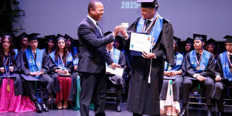 INTRANT entrega carnets de aprendizaje a los primeros bachilleres graduados este año como Guardianes del Tránsito; iniciativa formó a 620 estudiantes