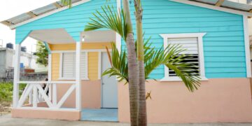 Propeep entrega casa nueva y equipada a hombre que vivía de forma precarias en El Tamarindo II de SDE