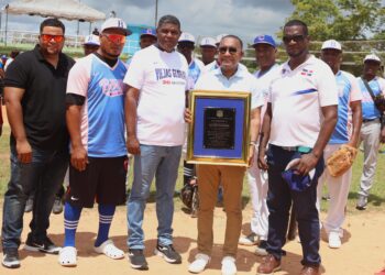 Víctor Pichardo es reconocido por sus aportes al deporte en Sabana Grande de Boyá