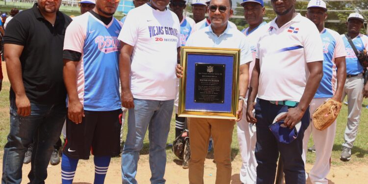 Víctor Pichardo es reconocido por sus aportes al deporte en Sabana Grande de Boyá