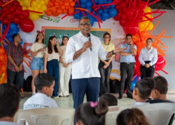 Arranca “A la Escuela con Propeep” en El Caimito, La Vega