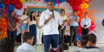 Arranca “A la Escuela con Propeep” en El Caimito, La Vega