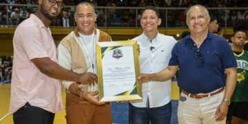 Chimbala y Martínez Brito son reconocidos en histórica inauguración del primer Torneo de Baloncesto Superior de Peravia