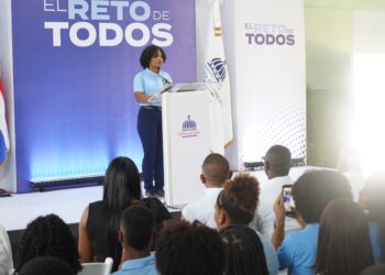 Estudiante de quinto grado invita a niños dominicanos a aprovechar cada día de clases