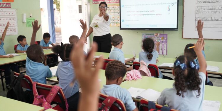 Ministerio de Educación asegura cobertura total de docentes para el año escolar 2026-2027