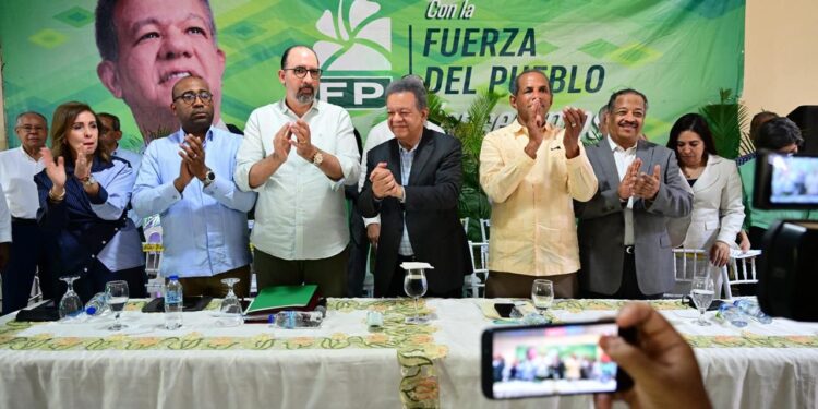 Leonel Fernández encabeza asambleas provinciales en despliegue nacional de la Fuerza del Pueblo