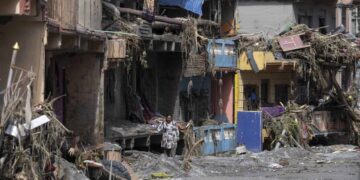 El balance del deslave en Nepal sube a 359 muertos