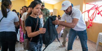 ”A la escuela con Propeep” lleva útiles escolares, alegría y esperanza a niños de Jamao al Medio