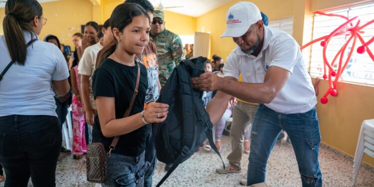”A la escuela con Propeep” lleva útiles escolares, alegría y esperanza a niños de Jamao al Medio