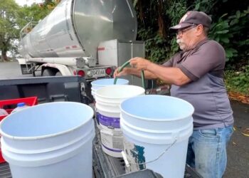 Gobernadora de NY anuncia envío de miles de galones de agua a PR para hacerle frente a la sequía