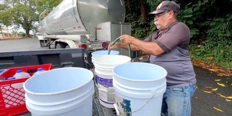 Gobernadora de NY anuncia envío de miles de galones de agua a PR para hacerle frente a la sequía