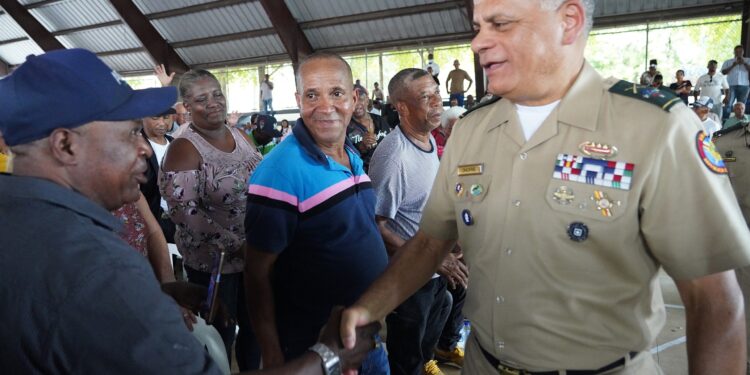 Fernández Onofre reafirma respaldo a militares retirados y anuncia encuentro navideño con Abinader
