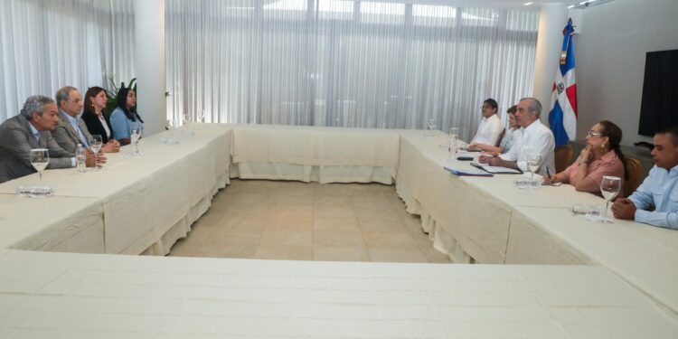 Presidente Abinader toma juramento al voluntariado del Hospital Periférico Monte Adentro Dr. Antonio Trueba