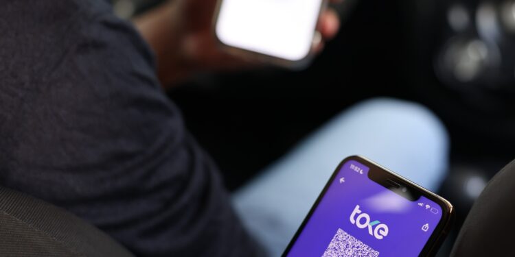 Toke e inDrive habilitan pagos digitales en viajes urbanos