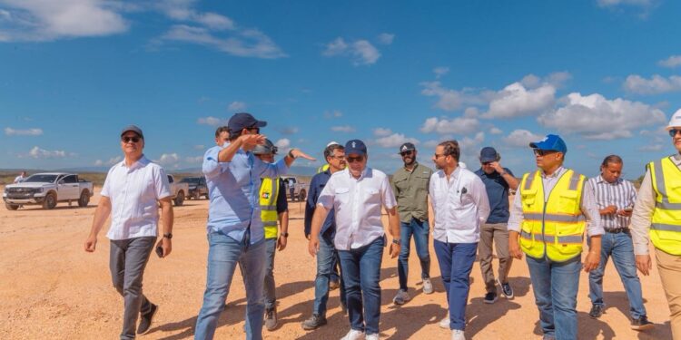 Ministros Paliza y Sigmund Freund supervisan avances del Proyecto Turístico Cabo Rojo; Aeropuerto de Oviedo iniciará operaciones en febrero de 2027