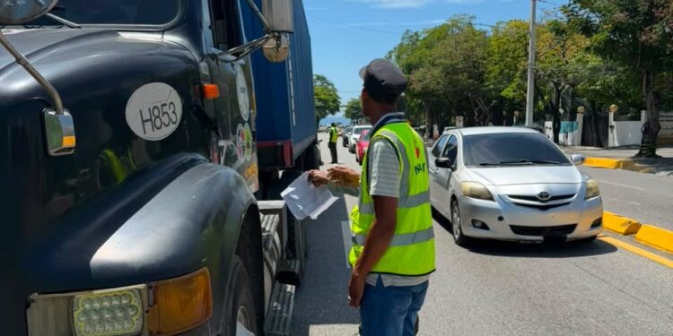 INTRANT, DIGESETT y MOPC fiscalizan 28 vehículos pesados por circular sin autorización